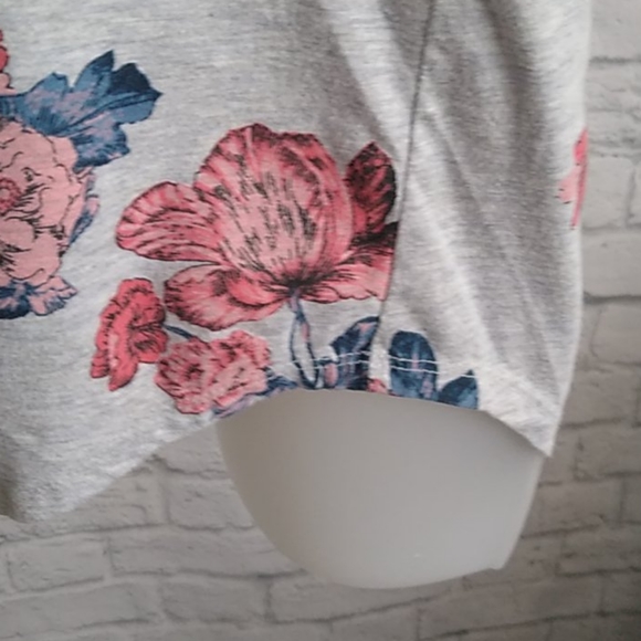 Lucky Brand Allover Rose Gray Floral Tee Shirt - Picture 5 of 6